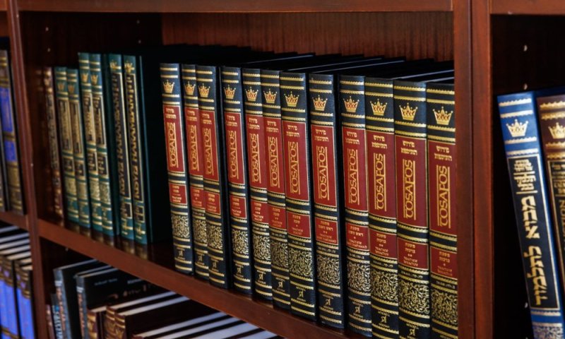 בממלכת ההוצאה לאור "ארטסקרול" מציינים חמישים שנה לצאת הספר הראשון