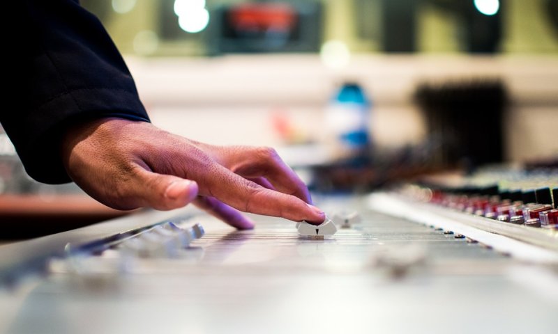 די ג'יי לחתונה: המדריך המושלם לבחירה נכונה