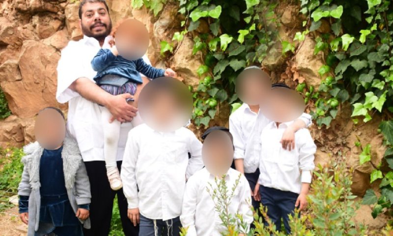 הבן הגדול בן ה-11 לוקח אחריות ומתפקד כאבא, עקב פטירתו הפתאומית של אביו הרב פנחס ז"ל