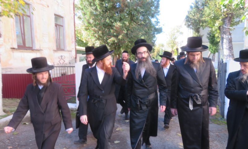 ויז'ניץ התעוררה לחיים: 50 חסידים פקדו את ציון הרבי באוקראינה