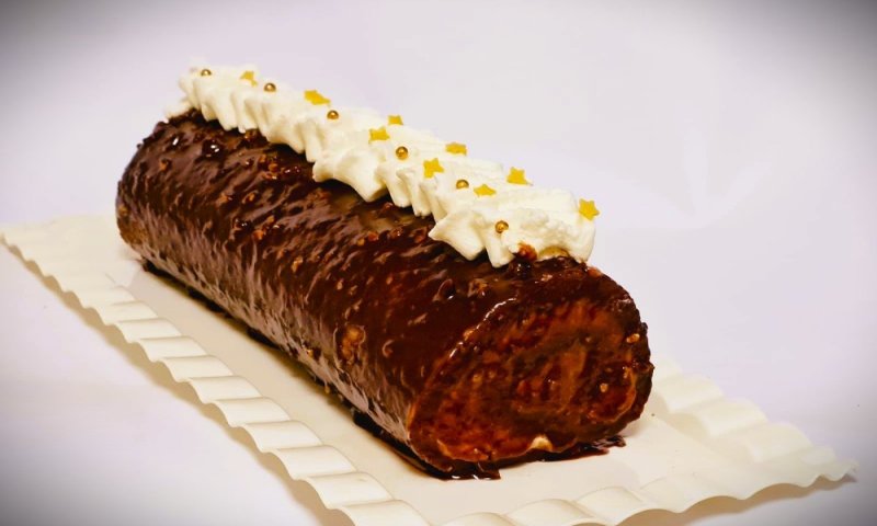 אופים? מתכון לרולדת שוקולד מפוארת במילוי קרם גבינה עשיר