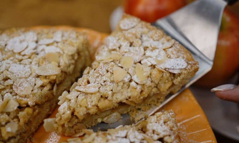 מהירה וקלה להכנה: מתכון לטארט תפוחים קינמון וקראמבל מושלמת