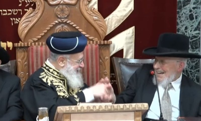 מחיאות הכפיים, ההשתקה והחיוך: הדרמה הקטנה בעצרת לזכר מרן