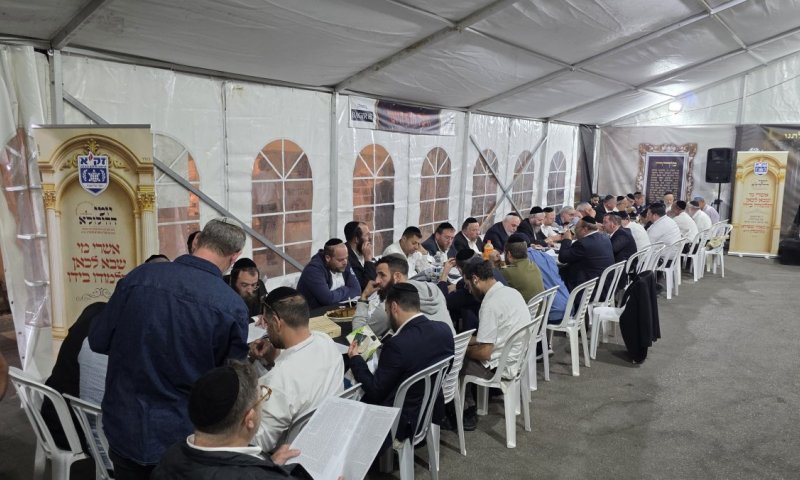 בכירי ומתנדבי זק"א בשיעור מיוחד בהר המנוחות לרגל היארצייט של מייסד הדף היומי