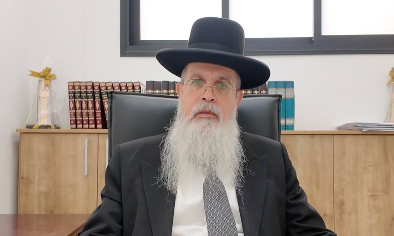 האיסור בהשריית בגדים במים בשבת ומה הדין בדרך של לכלוך?